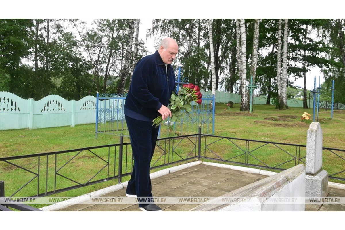 Лукашенко возложил цветы к братской могиле погибших в годы войны